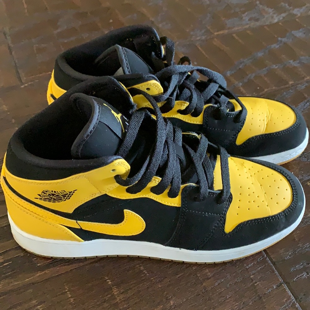 Jordan 1s Retro Mid New Love 2017 (used) size 6Y